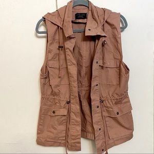 Sleeveless pink cargo vest jacket. Size: x-large